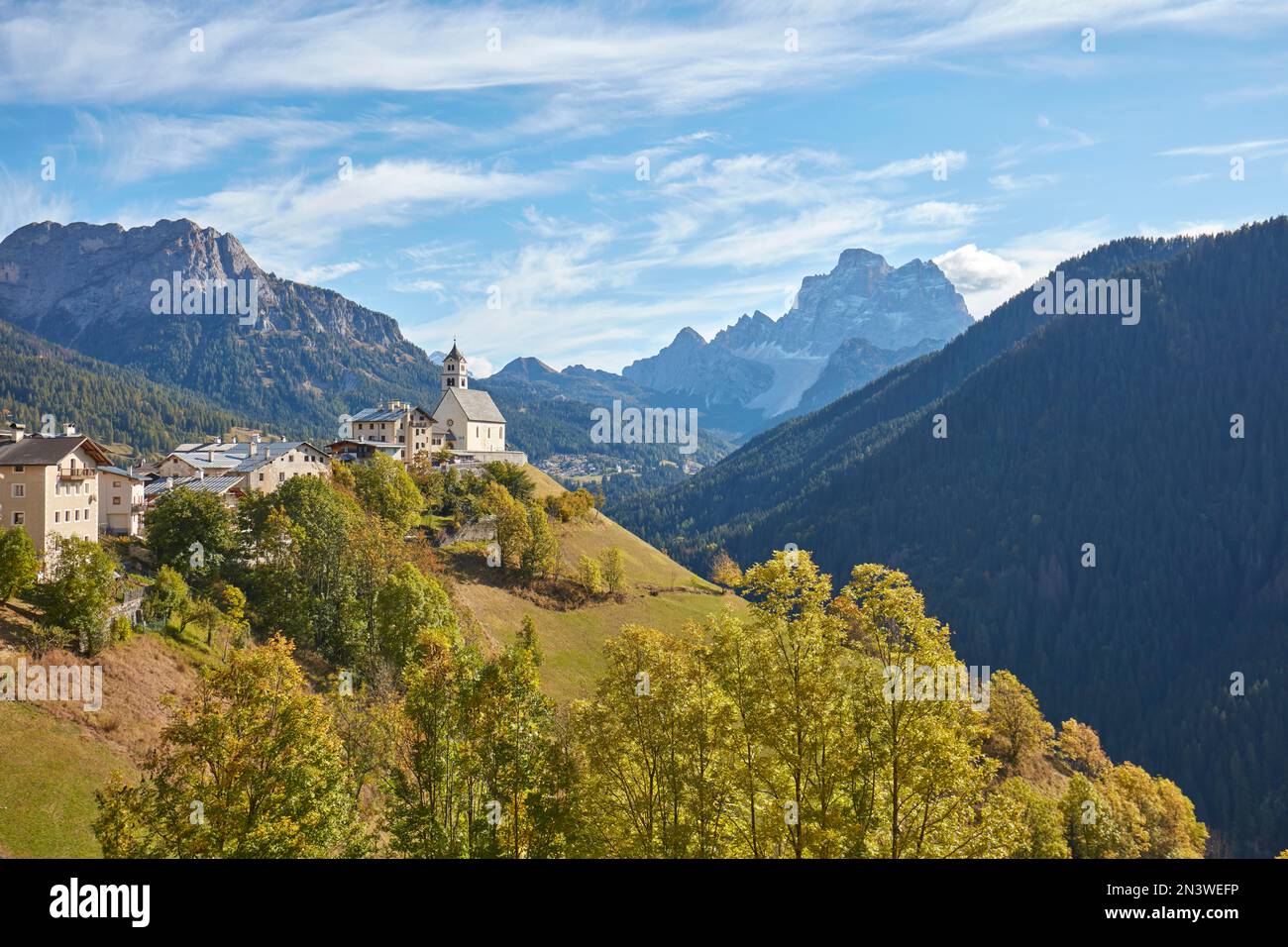 Veduta della chiesa di Colle Santa Lucia in autunno, Dolomiti, Provincia del Trentino Foto Stock