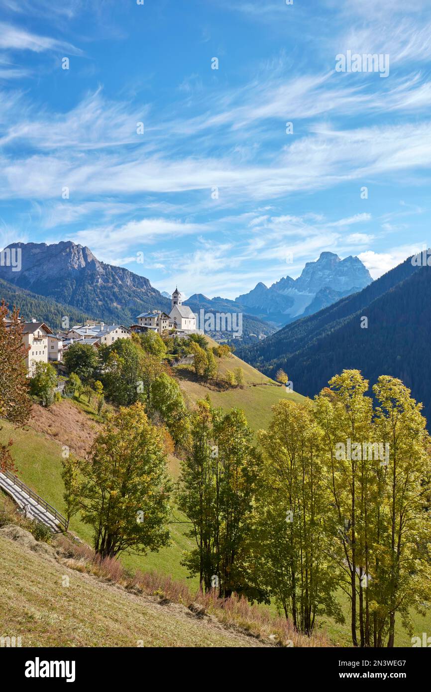 Veduta della chiesa di Colle Santa Lucia in autunno, Dolomiti, Provincia del Trentino Foto Stock