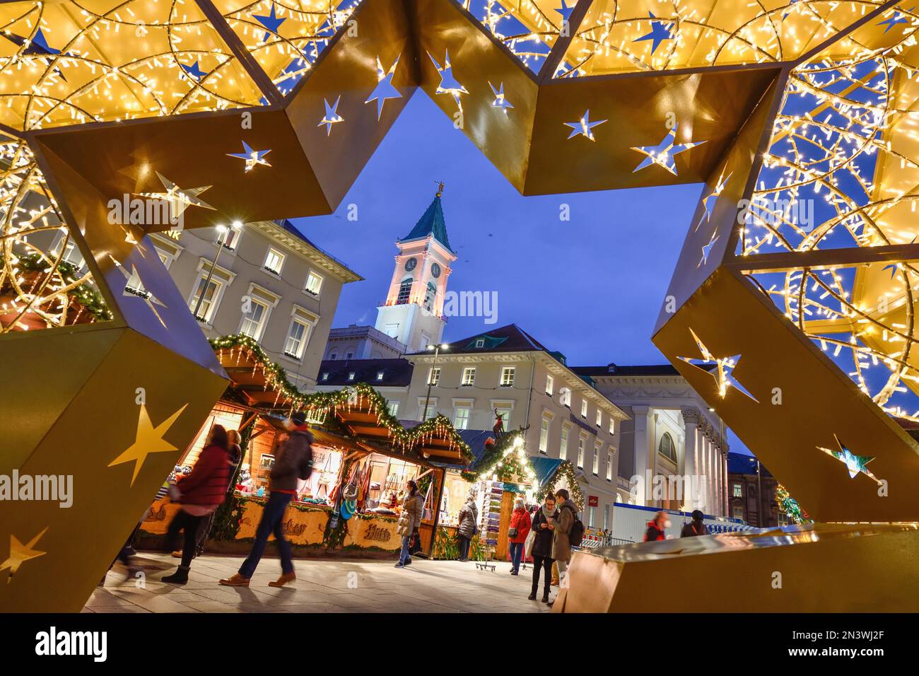 Ammira la grande stella del mercato di Natale, dell'ora blu, dell'ora blu, del mercato, di Karlsruhe, Baden-Wuerttemberg, Germania Foto Stock