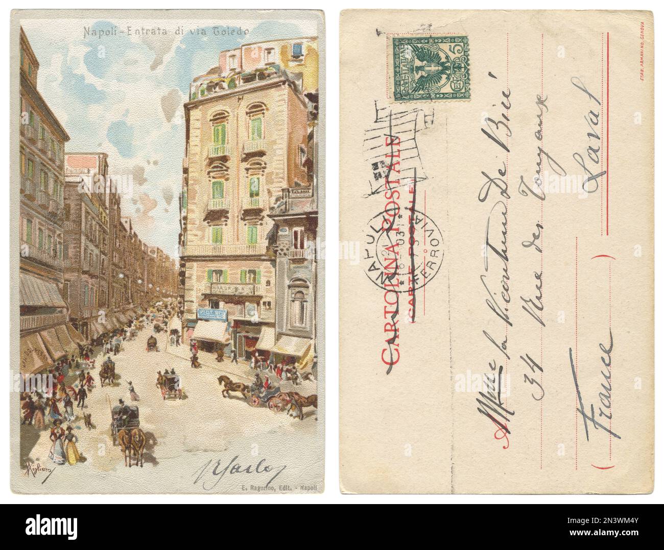 Cartolina storica italiana: Una strada della città di Napoli con pedoni e carrozze, inviata in Francia, 1903, con il retro, francobollo Foto Stock