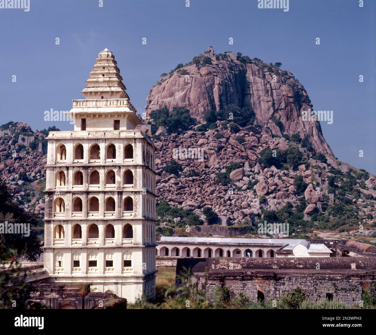 Kalyana Mahal a 7th piani, il più impressionante in Rajagiri nel forte di Gingee 13th ° secolo costruito da Ananda Kone, Tamil Nadu, India, Asia Foto Stock