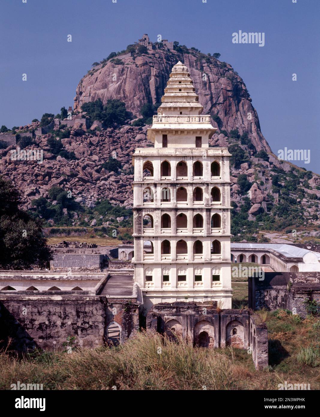 Kalyana Mahal a 7th piani, il più impressionante in Rajagiri nel forte di Gingee 13th ° secolo costruito da Ananda Kone, Tamil Nadu, India, Asia Foto Stock