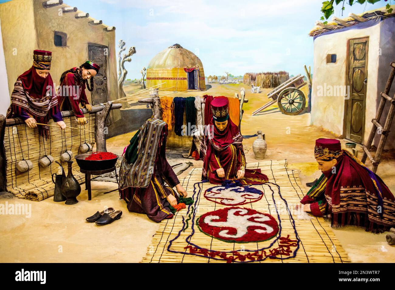 Tessitura tradizionale di tappeti, Museo di Storia di Maria, Turkmenistan, Maria, Turkmenistan Foto Stock