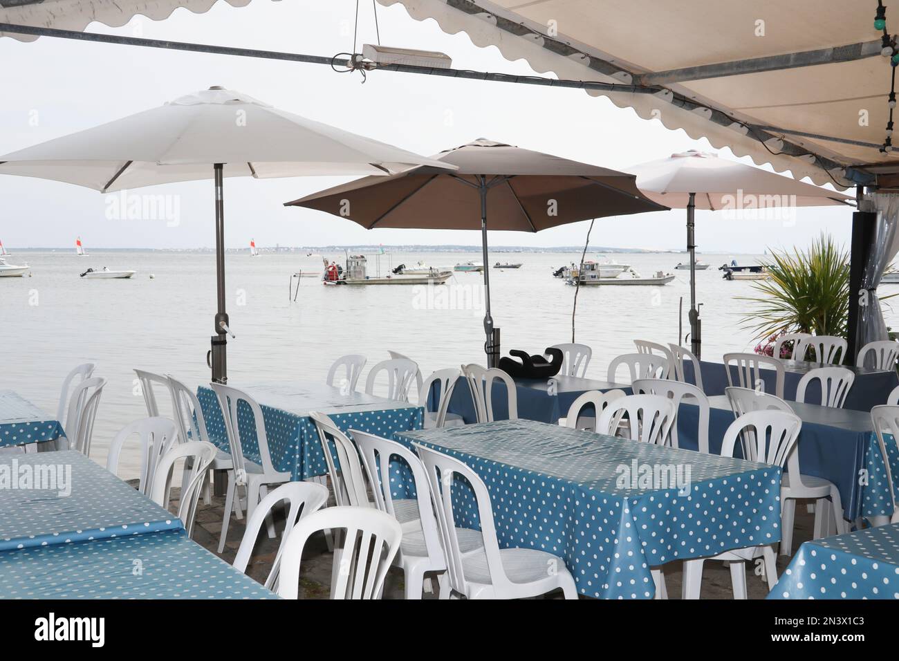 terrazza ristorante presso un allevatore di ostriche ai piedi dell'oceano per mangiare ostriche Foto Stock