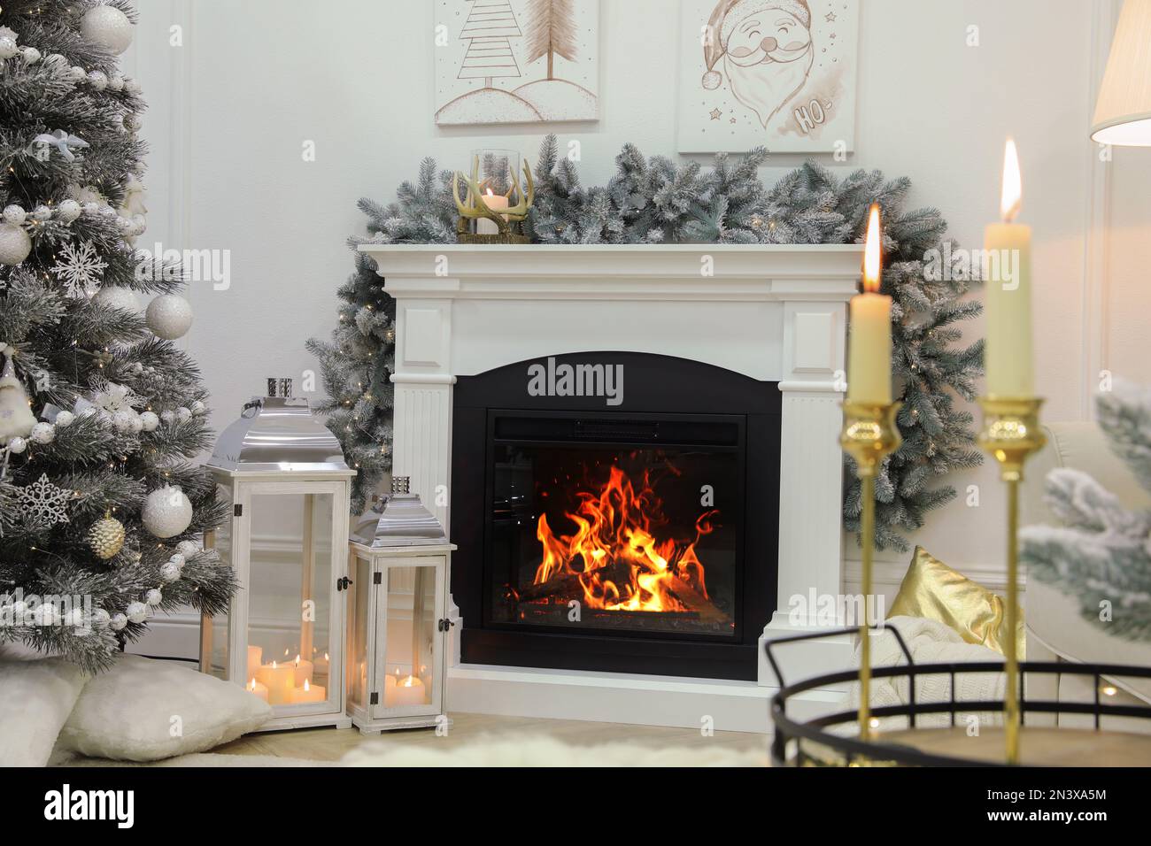 Camino in bellissimo soggiorno decorato per Natale Foto stock - Alamy