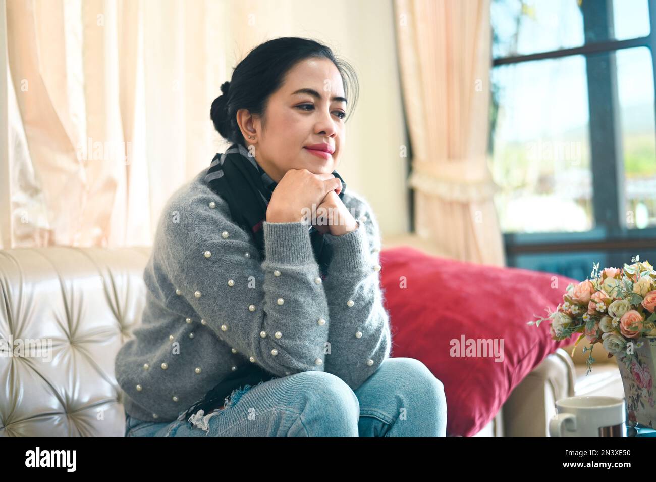 donna che si rilassa a casa, donna felice seduta sul divano femmina godere pigro fine settimana o vacanza, signora ragazza che si rilassa si sente prendere un riposo a casa in inverno - y Foto Stock