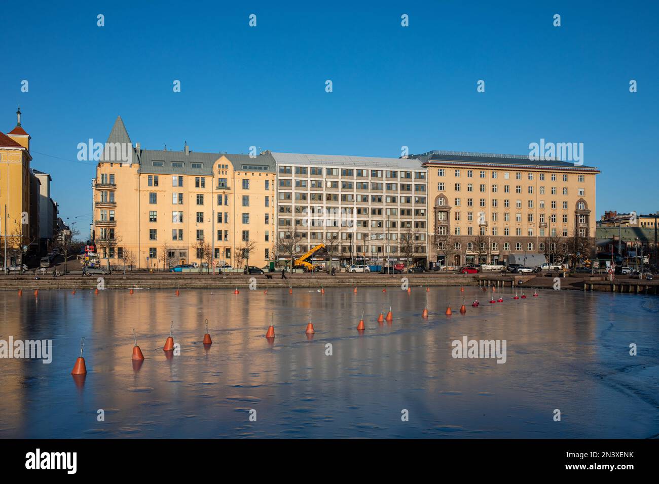 Congelata Baia di Hietalahti in una giornata invernale di sole a Helsinki, Finlandia Foto Stock