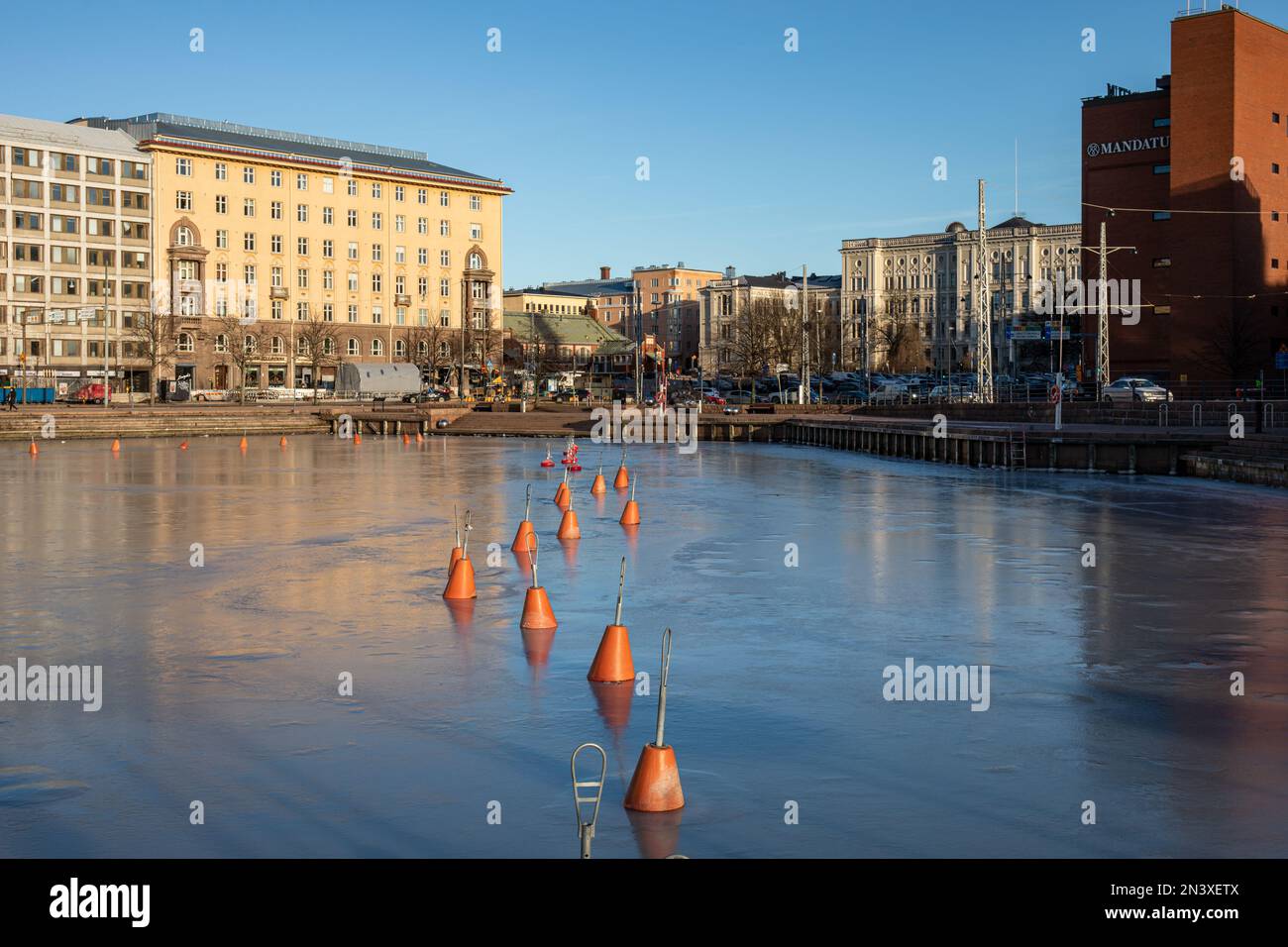 Congelata Baia di Hietalahti in una giornata invernale di sole a Helsinki, Finlandia Foto Stock