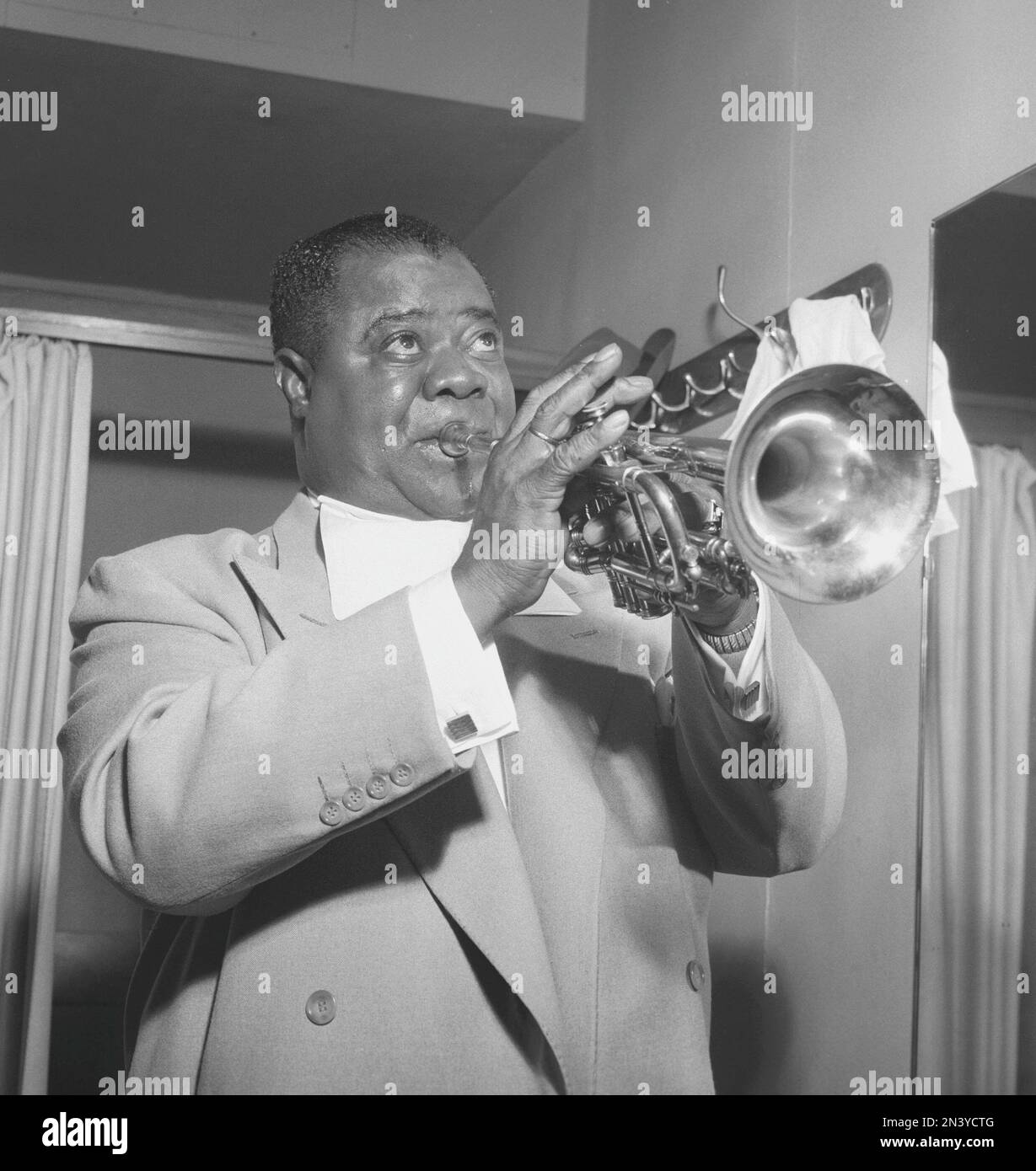 Louis Armstrong. Trombettista e cantante americano. Nato il 4 agosto 1901 - 7 luglio 1971. Soprannominati Satchmo, Satch e Pops ed era tra le figure più influenti del jazz. Nella foto When in Svezia 1952. Kristoffersson rif. BH51-6 Foto Stock