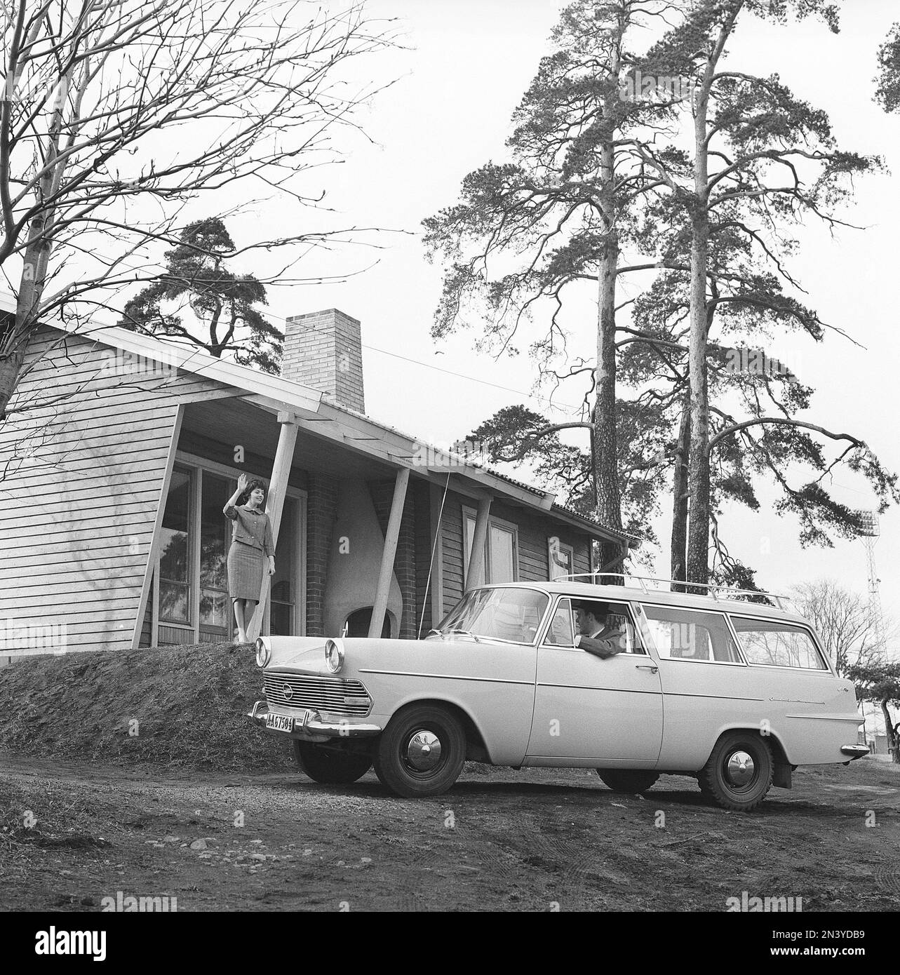 Coppia negli anni '1960s. Una donna è sventolata a suo marito che si siede nella loro auto un Opel Olympia. Svezia 1961 Kristoffersson Rif. CT49-1 Foto Stock