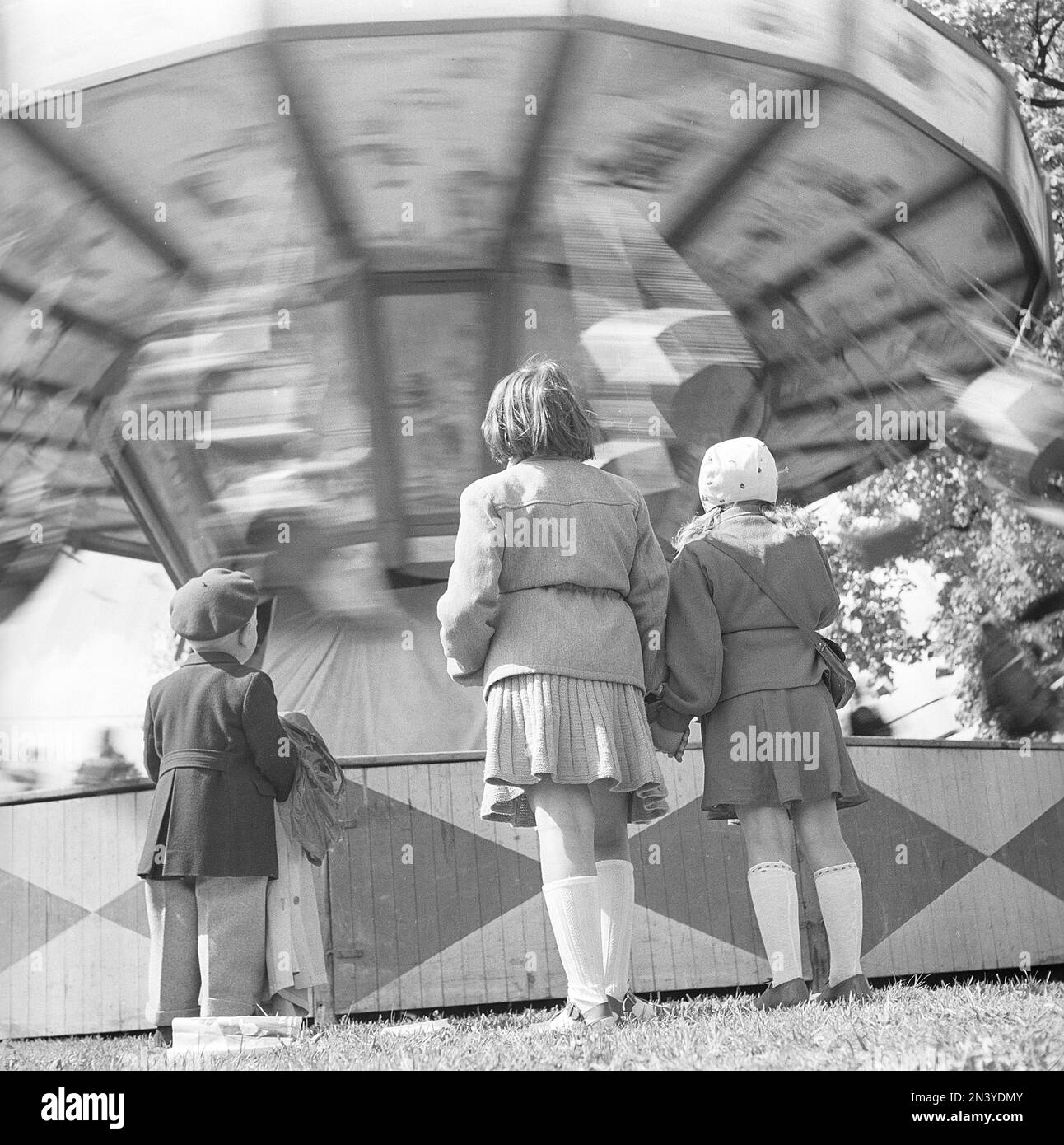 Parco divertimenti nel 1940s. I bambini di fronte a una giostra che gira sembrano affascinati dalla commovente attrazione. Svezia 1948 Kristoffersson Ref AR44-3 Foto Stock