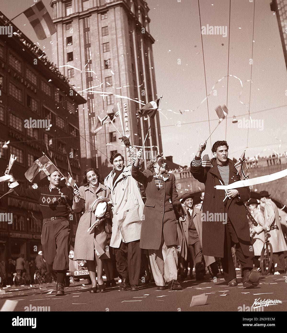 Celebrazione della pace 1945. I cittadini di Stoccolma celebrano la fine della seconda guerra mondiale Gli uomini e le donne vengono raffigurati camminando su Kungsgatan il giorno in cui la pace è stata proclamata in Europa Svezia il 7 1945s maggio. Foto Kristoffersson N128-2 Foto Stock
