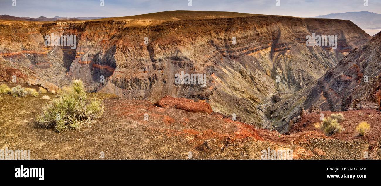 Vista panoramica del Rainbow Canyon sulla Panamint Valley vicino al punto panoramico di Padre Crowley, al Parco Nazionale della Death Valley, California, Stati Uniti Foto Stock