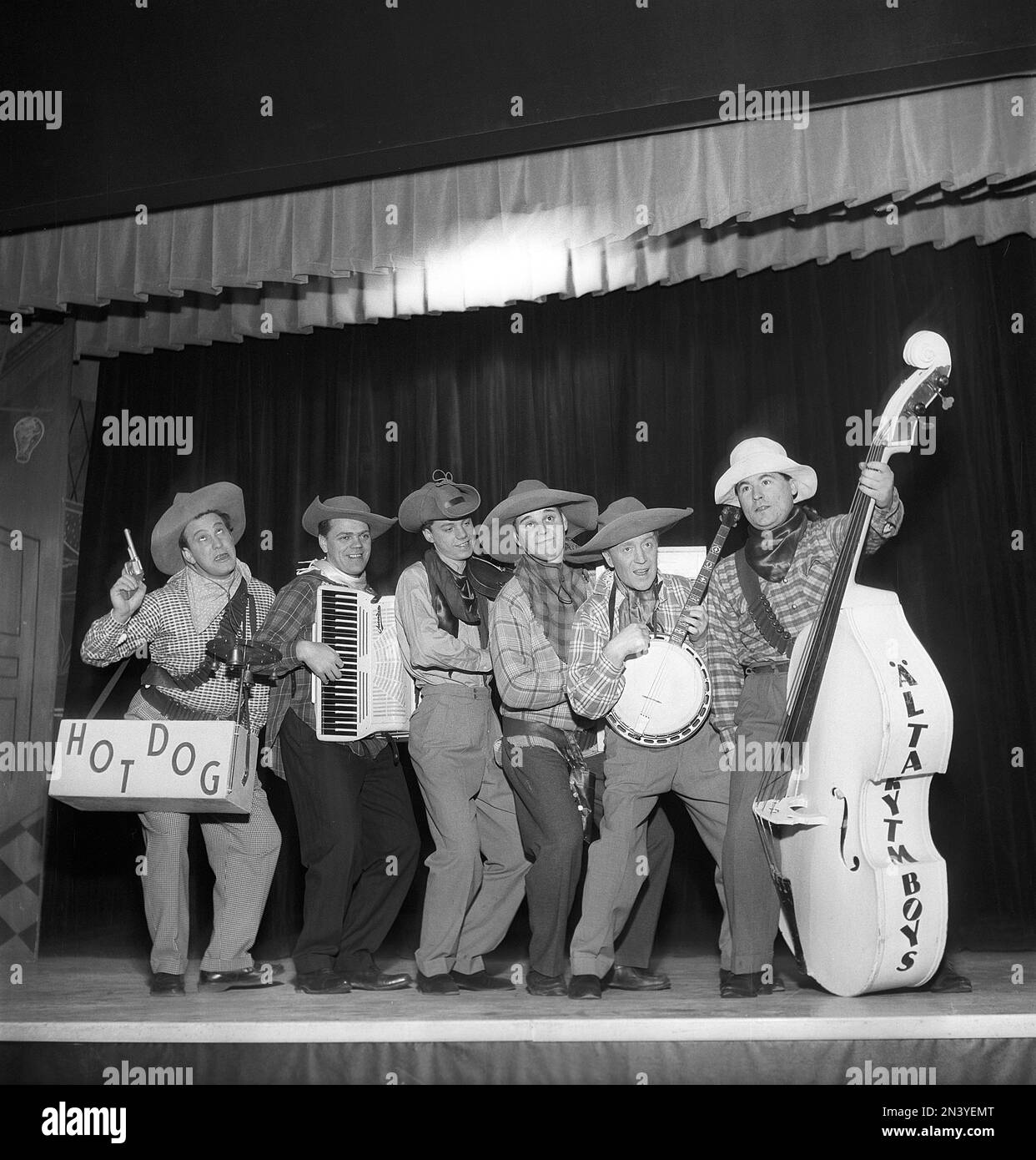 Musica negli anni '1950s. Una band sul palco vestita come cowboy che suonano i loro strumenti. I membri della band sono Carl-Gustaf Lindsted e Lennart Sundevall. Svezia 1953 Kristoffersson Ref BK97-8 Foto Stock
