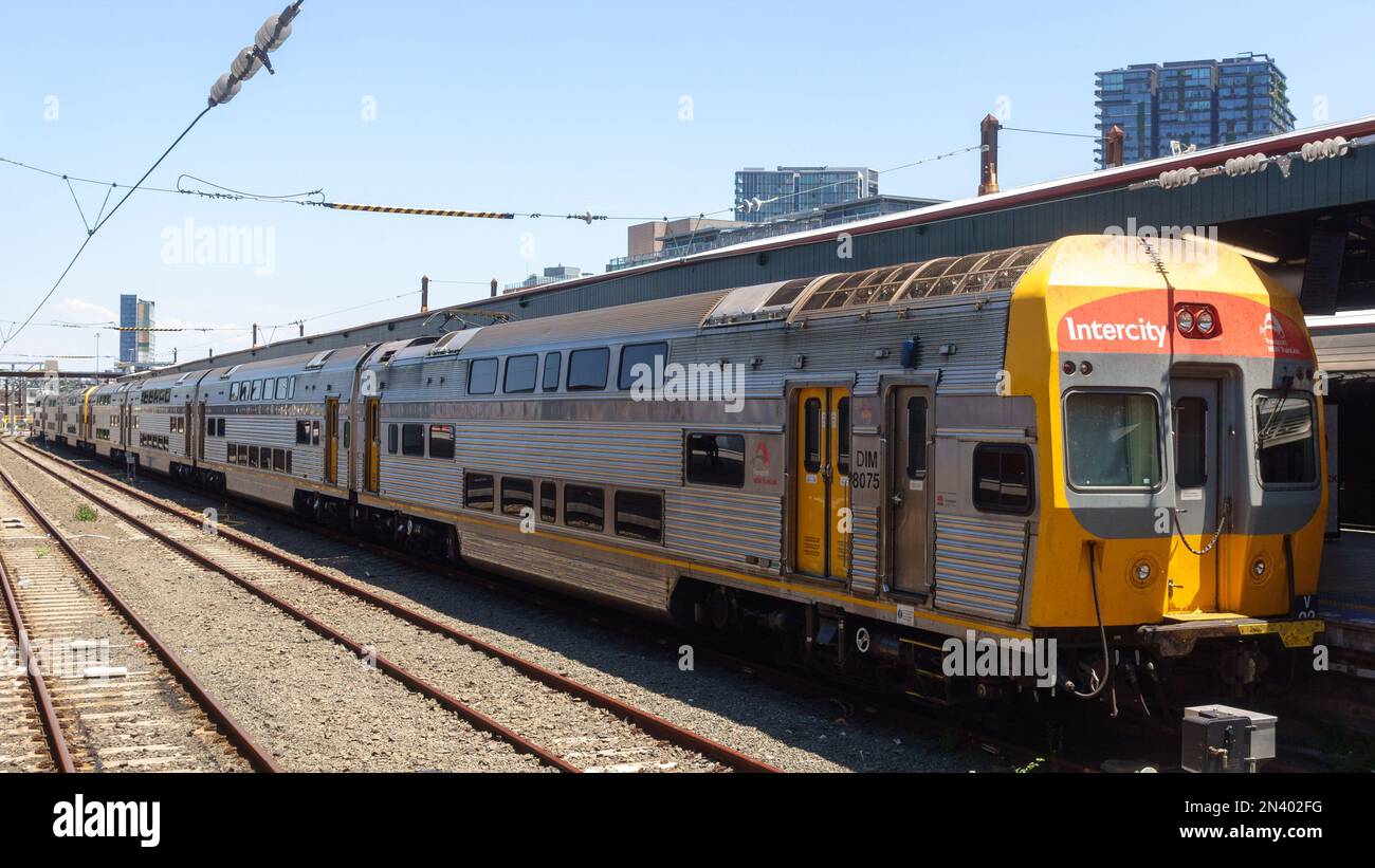 Un treno Intercity Comeng alla Stazione Centrale di Sydney Foto Stock