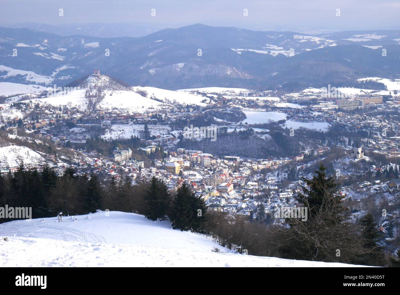 Vista sul sito patrimonio dell'umanità dell'UNESCO Banska Stiavnica in inverno dal Geopark di Banska Stiavnica, Slovacchia Foto Stock