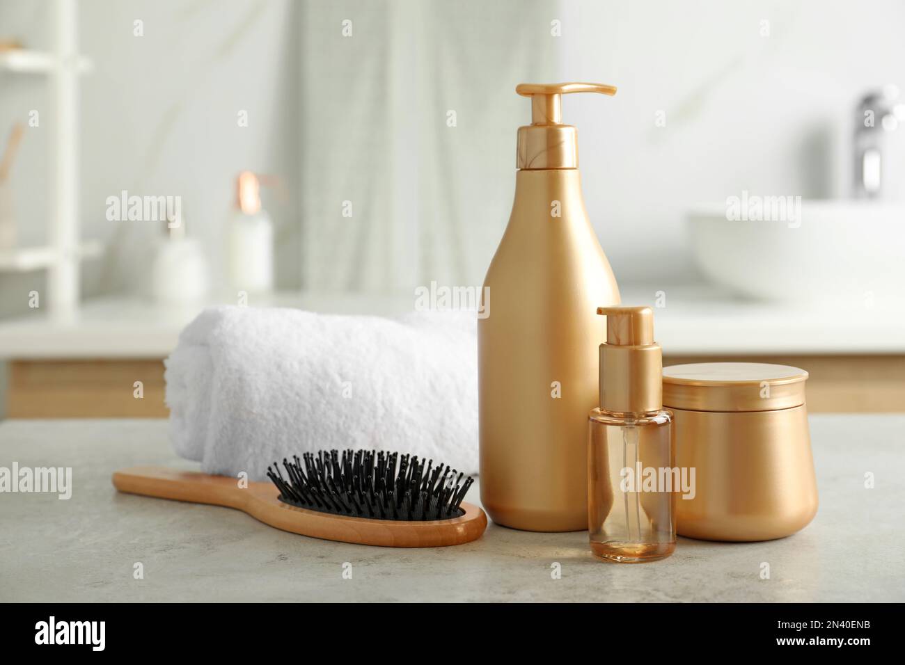 Diversi prodotti per la cura dei capelli, asciugamani e spazzole