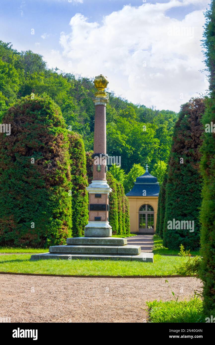 Vista estiva sul giardino del castello con un monumento a Weesenstein, Germania Foto Stock