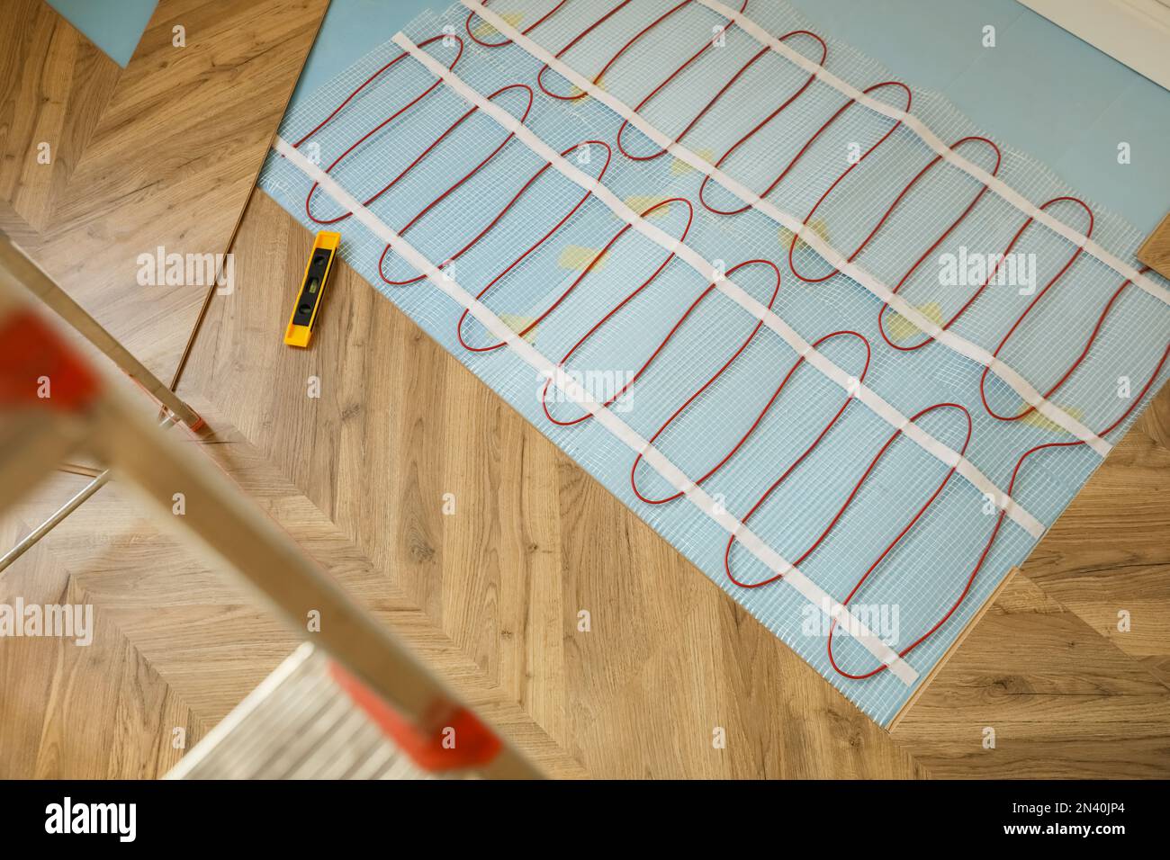 Installazione di un impianto elettrico di riscaldamento a pavimento interno, vista dall'alto Foto Stock
