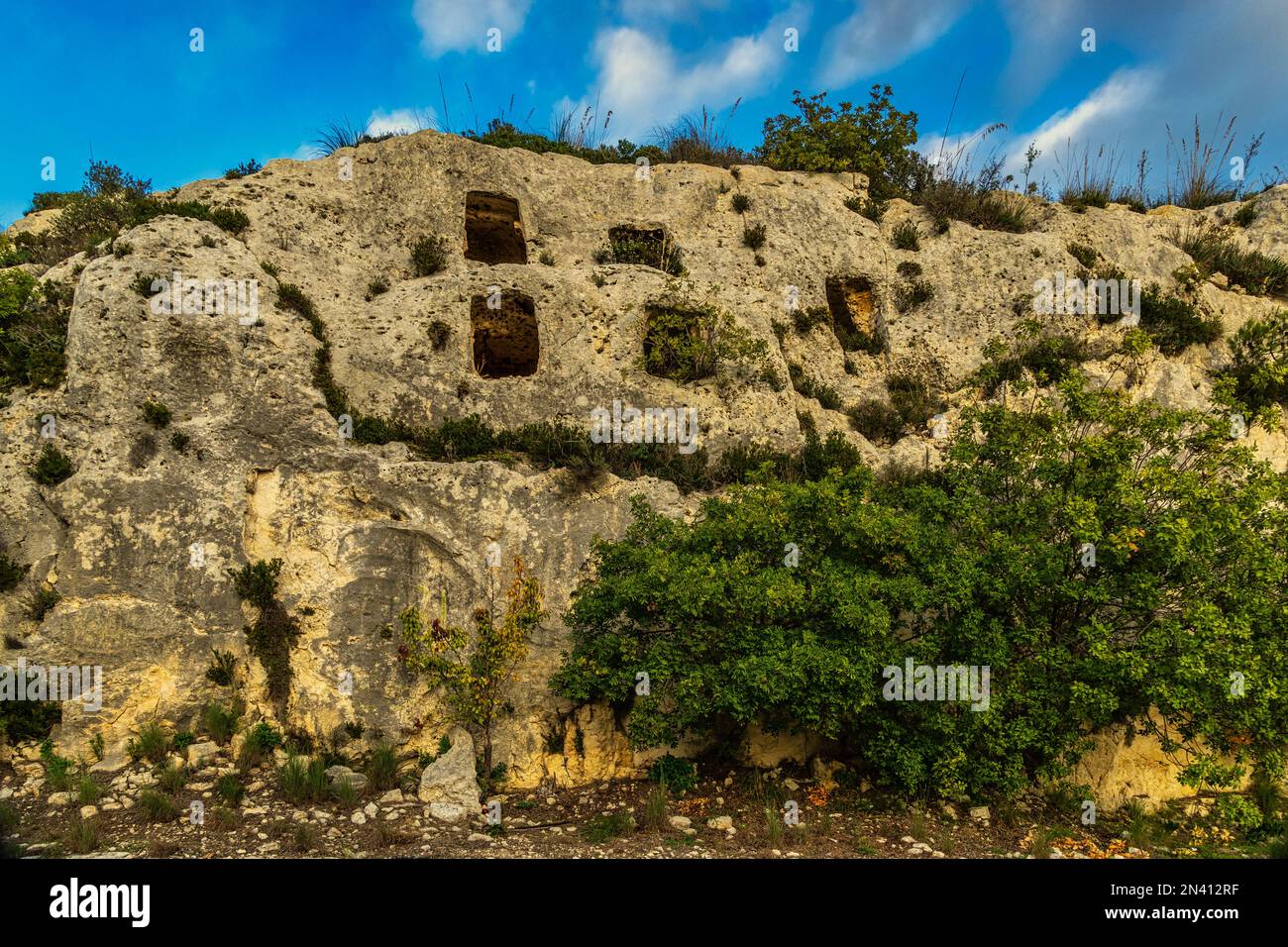 Necropoli di Cassibile, sito archeologico con numerose tracce rupestri e rovine. Avola, provincia di Siracusa, Sicilia, Italia, Europa Foto Stock