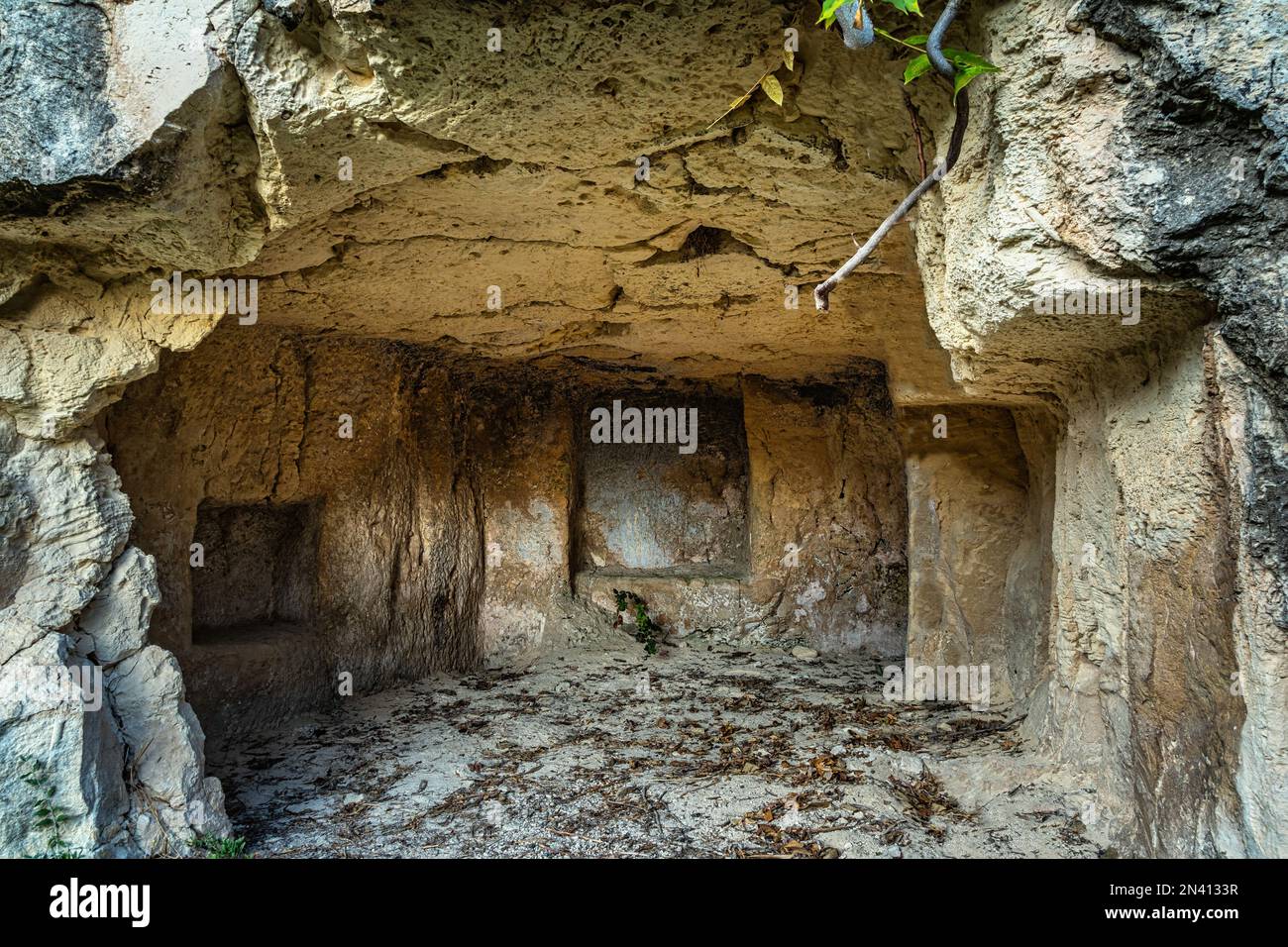 Necropoli di Cassibile, sito archeologico con numerose tracce rupestri e rovine. Avola, provincia di Siracusa, Sicilia, Italia, Europa Foto Stock