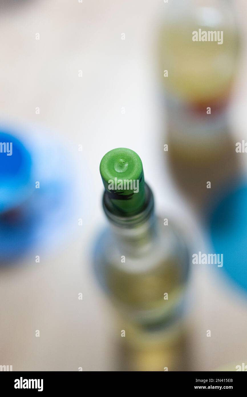 Tappo in sughero verde su una bottiglia di vetro Foto Stock