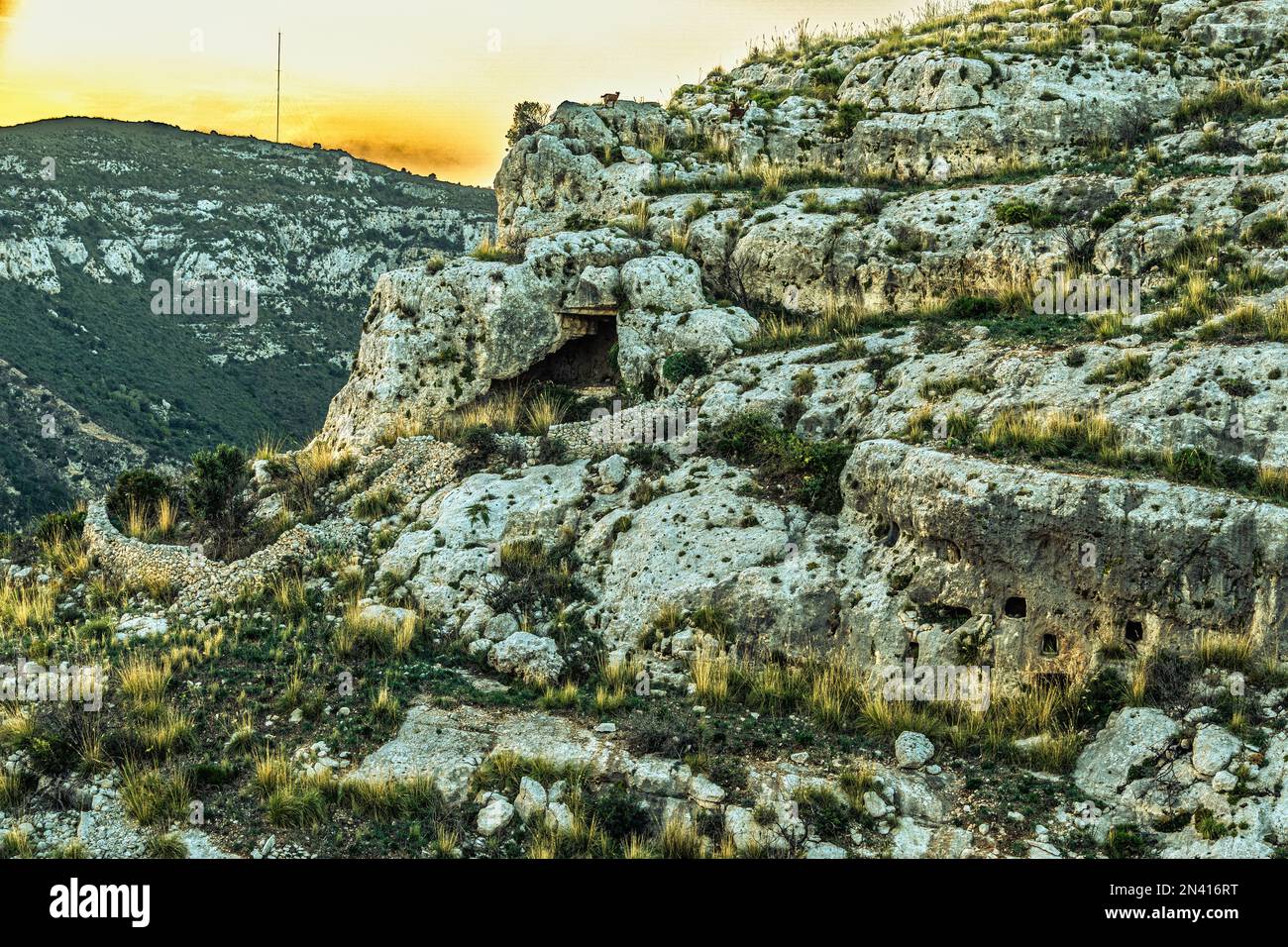 Necropoli di Cassibile, sito archeologico con numerose tracce rupestri e rovine. Avola, provincia di Siracusa, Sicilia, Italia, Europa Foto Stock