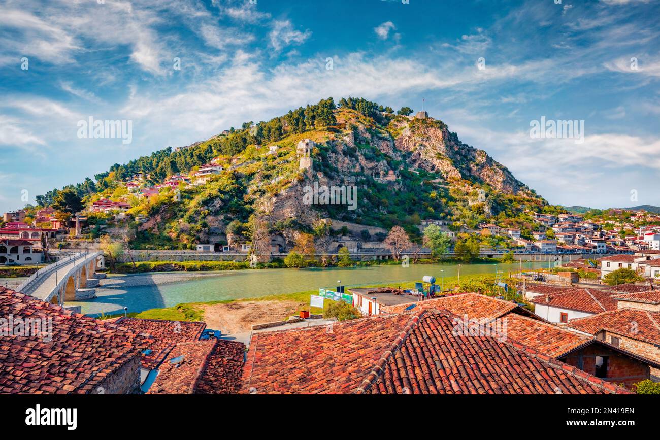Splendida città primaverile di Berat, situata sul fiume Osum, nel centro dell'Albania. Concetto di viaggio sfondo. Foto Stock