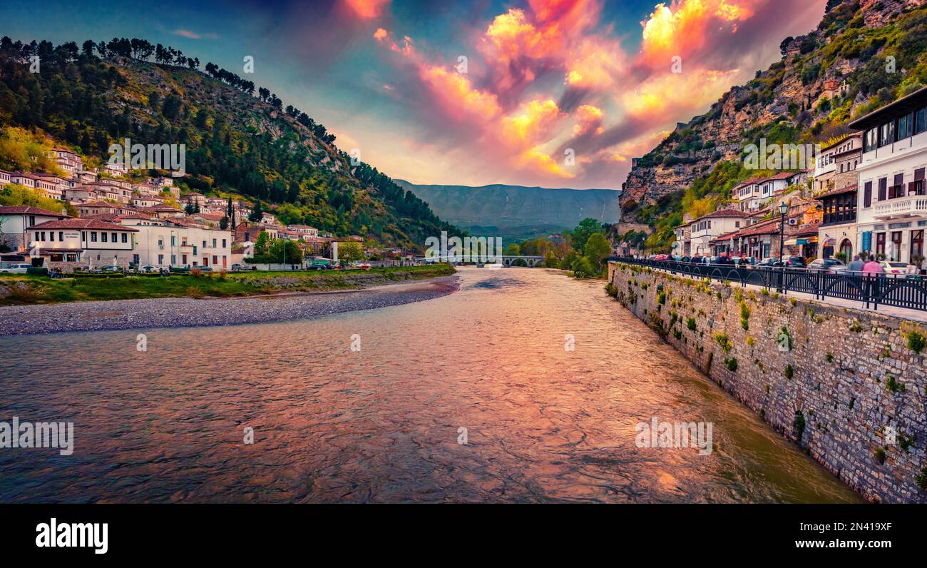 Spettacolare paesaggio urbano serale della città di Berat. Incredibile tramonto primaverile in Albania. Concetto di viaggio sfondo. Foto Stock