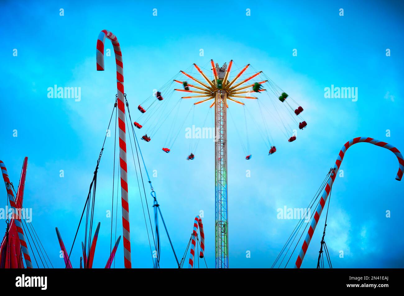 Giro in volantino con le stelle sulla fiera di divertimento di notte Foto Stock