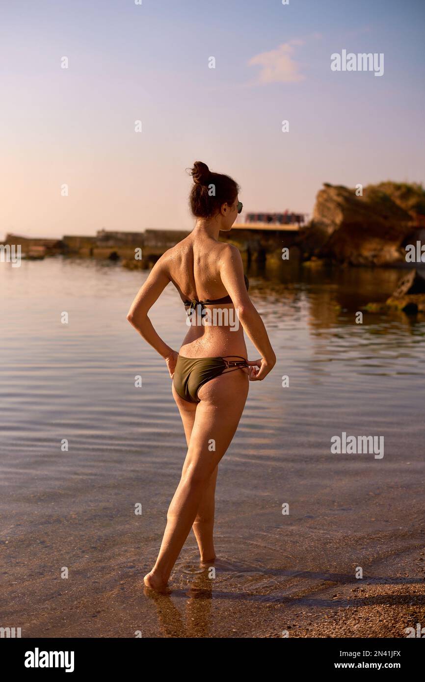 tempo sicuro per prendere il sole. abbronzatura sicura e attitudine attenta al corpo e alla salute in estate. Protezione U.V. SPF Foto Stock