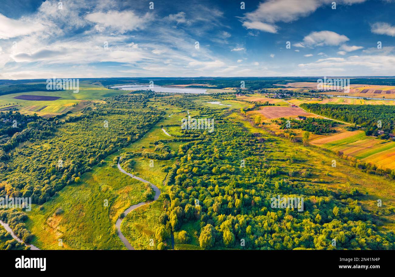 Veduta aerea verde del fiume Seret. Incredibile scena mattutina della campagna di Ternopil, Ucraina, Europa. Vista dal drone volante della verde valle. Foto Stock