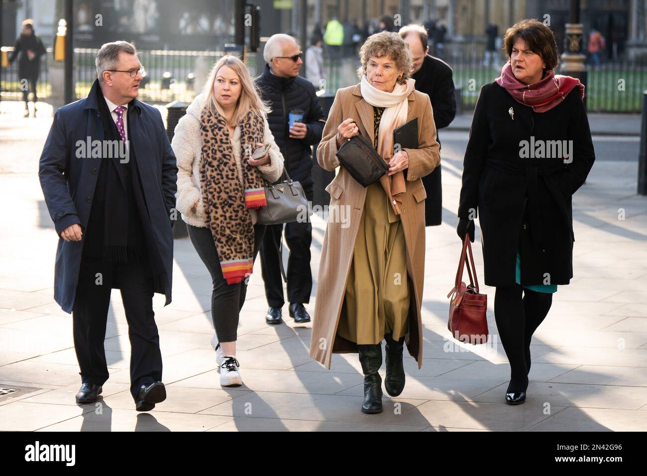 RITRASMETTERE NOMI AGGIUNTI Sir Jeffrey Donaldson (sinistra), ben Habib (sinistra), la baronessa Kate Hoey (seconda destra) e l'ex primo ministro Dame Arlene Foster (destra), al di fuori della Corte Suprema britannica di Londra, dove i giudici stanno pronunciando una sentenza sulla legittimità del protocollo sull'Irlanda del Nord. La legalità dei controversi accordi commerciali è stata messa in discussione da un collettivo di sindacalisti e sostenitori della Brexit. Il protocollo, che è un aspetto chiave dell’accordo di ritiro della Brexit, è stato progettato congiuntamente da Londra e Bruxelles per mantenere il confine terrestre irlandese libero di fluire dopo il Foto Stock