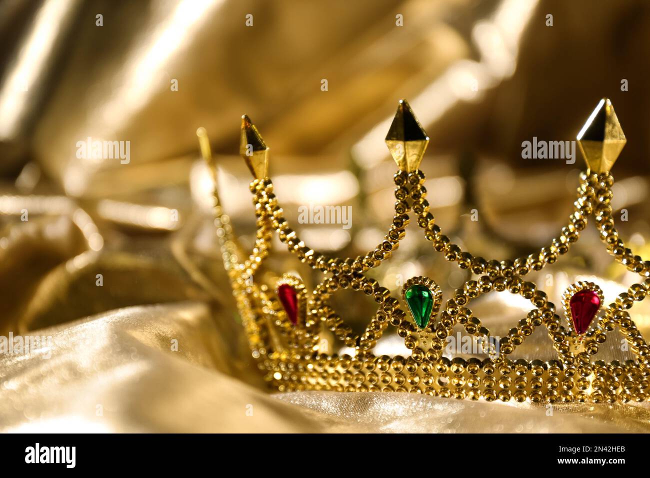Bella corona antica su tessuto dorato, primo piano. Elemento fantasy Foto  stock - Alamy