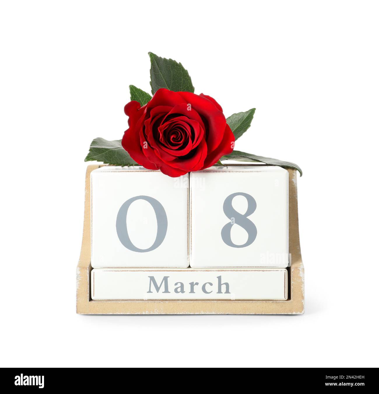 Calendario in legno con data 8th marzo e rosa su sfondo bianco. Giornata internazionale della donna Foto Stock