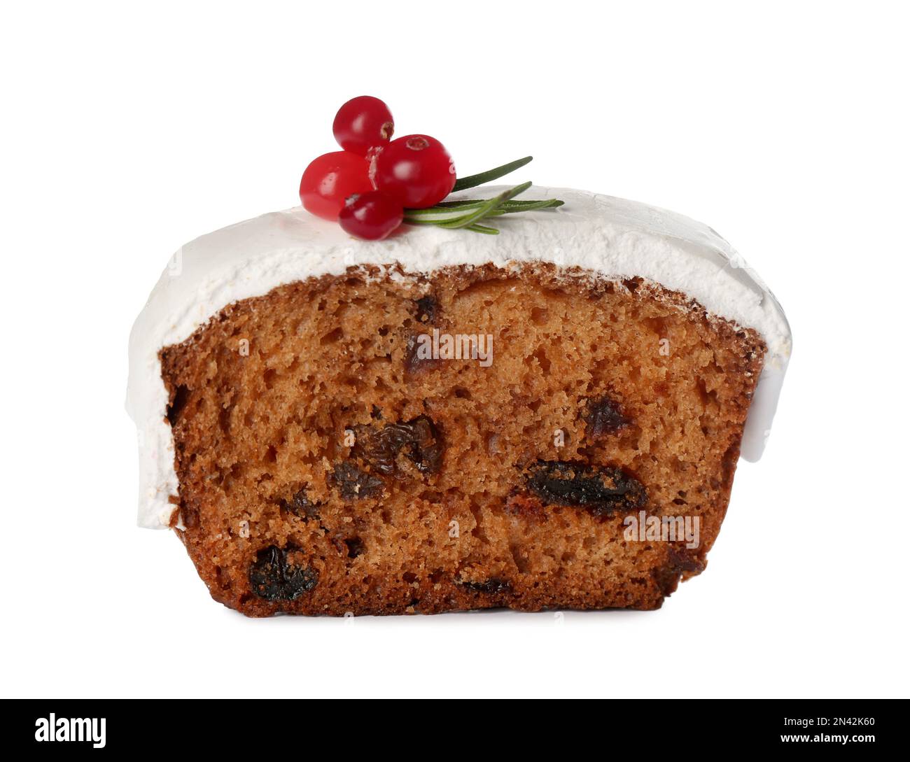 Fetta di torta di Natale tradizionale con mirtilli rossi e glassa isolata su bianco. Ricetta classica Foto Stock