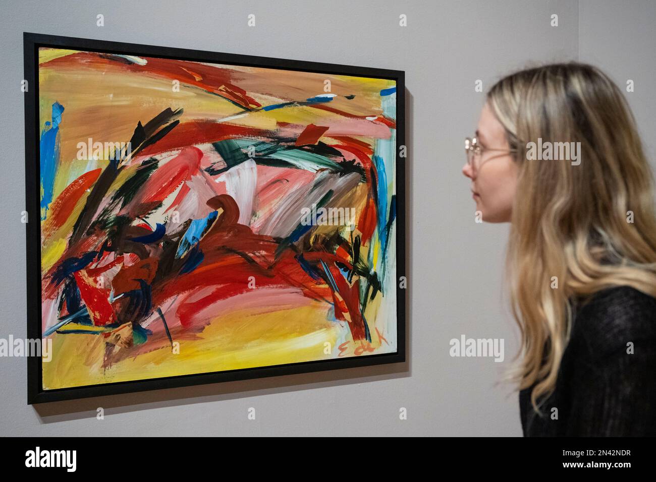 Londra, Regno Unito. 8 febbraio 2023. 'The Bull', 1959, di Elaine de Kooning in anteprima di 'Action, Gesture, Paint: Women Artists and Global Abstraction', 1940-70, una nuova mostra che cerca di rivedere la nozione che l'espressionismo astratto è un movimento prevalentemente associato ai pittori maschili e americani. Oltre 150 dipinti di una trascurata generazione di 80 donne artisti internazionali sono esposti alla Whitechapel Gallery dal 9 febbraio al 7 maggio 2023. Credit: Stephen Chung / Alamy Live News Foto Stock