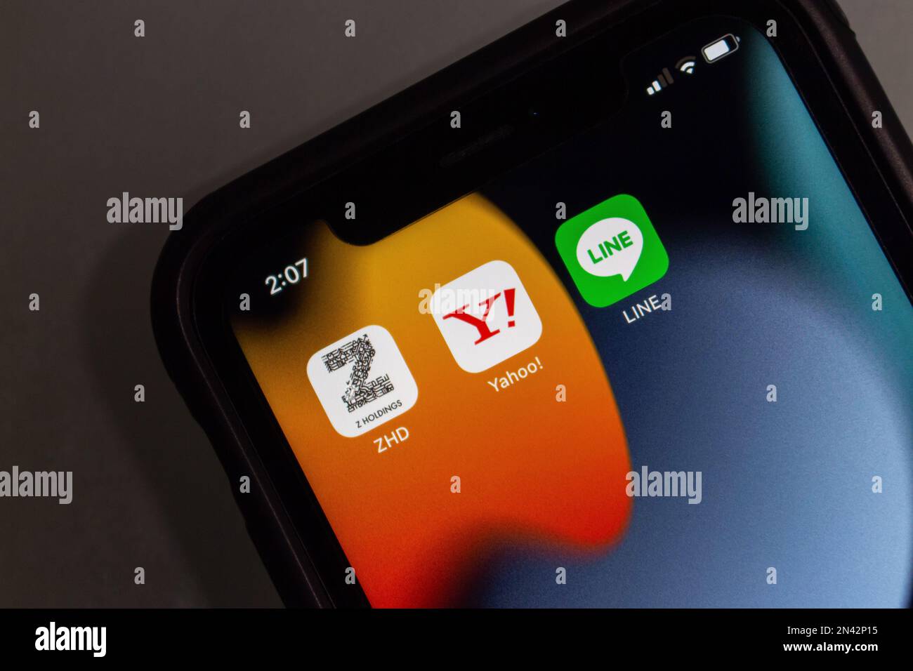 Z Holdings, Yahoo! Giappone e ICONE delle app DI LINEA in iPhone. Nel 2023 febbraio, Z Holdings ha annunciato la fusione con le sue due società controllate, Y!Japan e LINE Foto Stock
