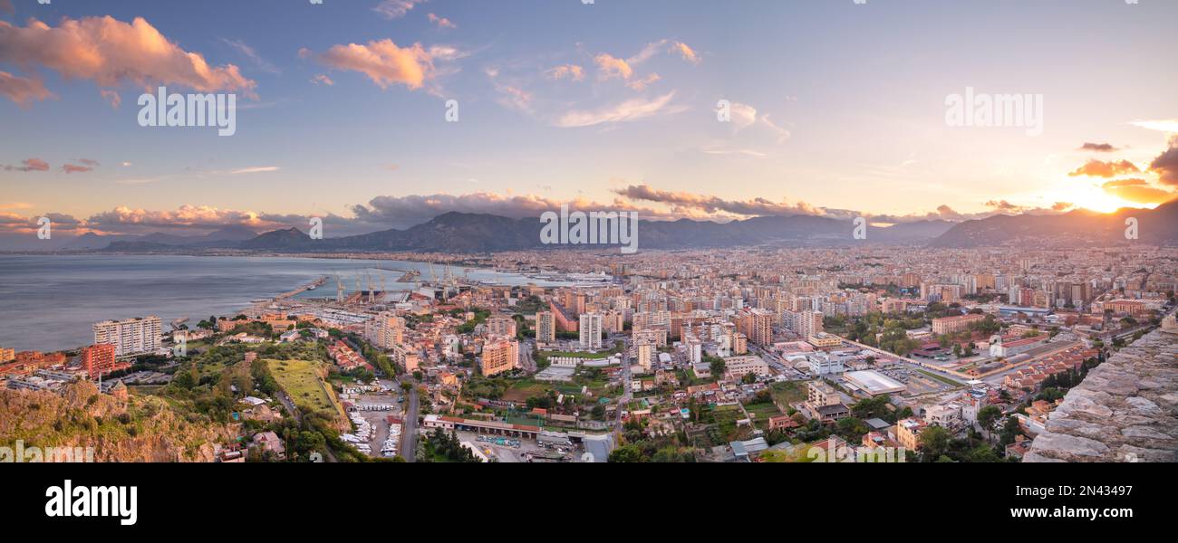 Palermo, Sicilia, Italia. Immagine aerea di Palermo, Sicilia con porto al tramonto. Foto Stock