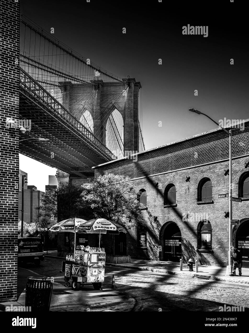Brooklyn, New York, USA - 25 aprile 2022: Vista del ponte di Brooklyn dal quartiere di Dumbo Foto Stock