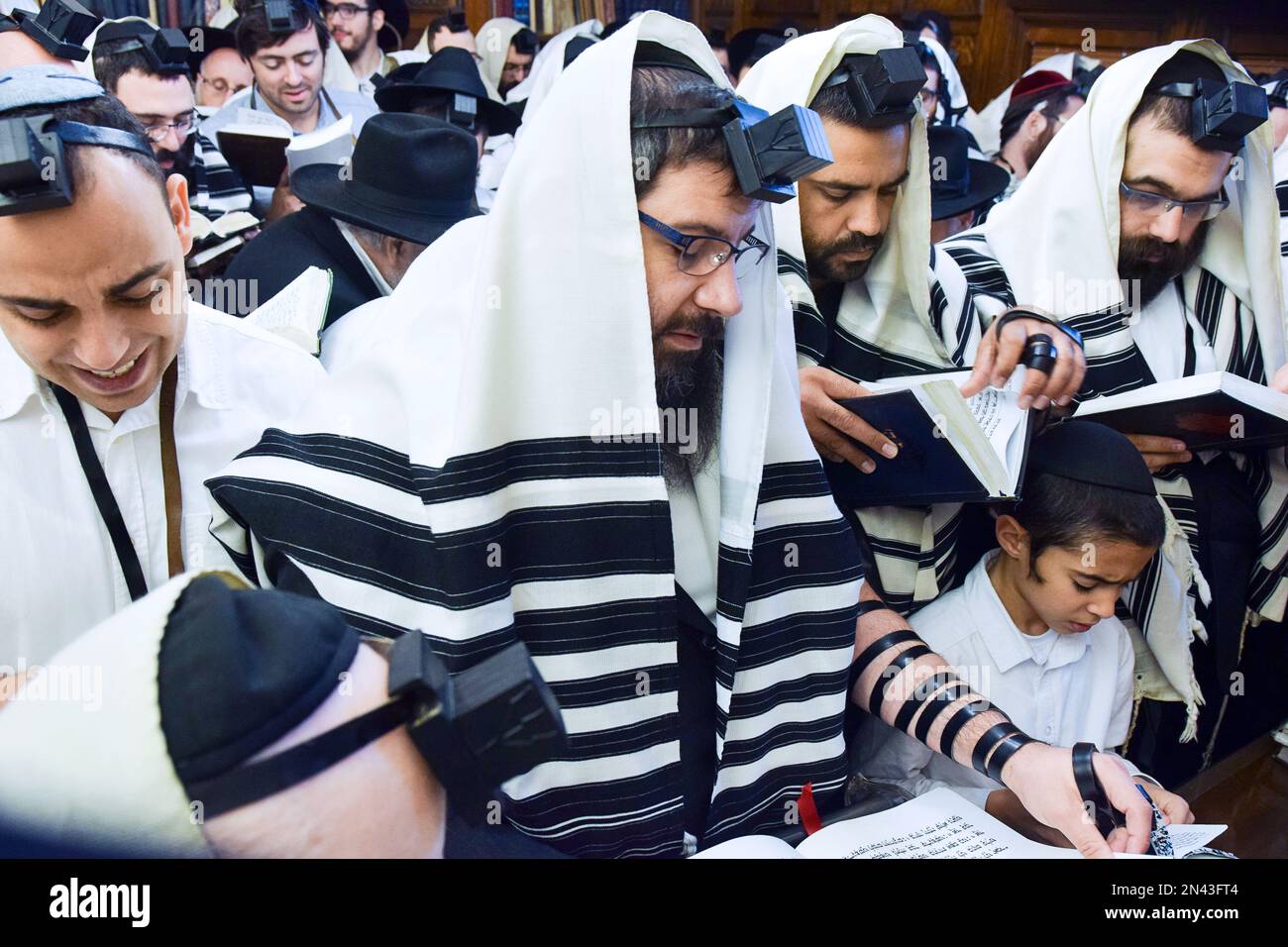 Un gruppo di ebrei ortodossi pregano nell'ufficio della Rebbe a Crown Heights, Brooklyn, nella sede centrale di Chabad, al 770 di Eastern Pkwy a Crown Heights, Bklyn, New York Foto Stock