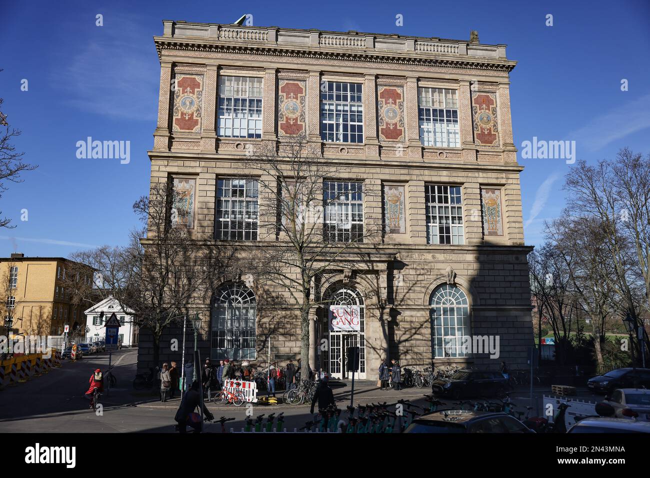 Duesseldorf, Germania. 08th Feb, 2023. L'Accademia d'Arte di Düsseldorf. Per cinque giorni, gli studenti mostrano il loro semestre e i progetti finali presso la rinomata Accademia d'arte. L'Accademia d'Arte di Düsseldorf festeggia quest'anno il suo 250th° anniversario. Credit: Oliver Berg/dpa/Alamy Live News Foto Stock