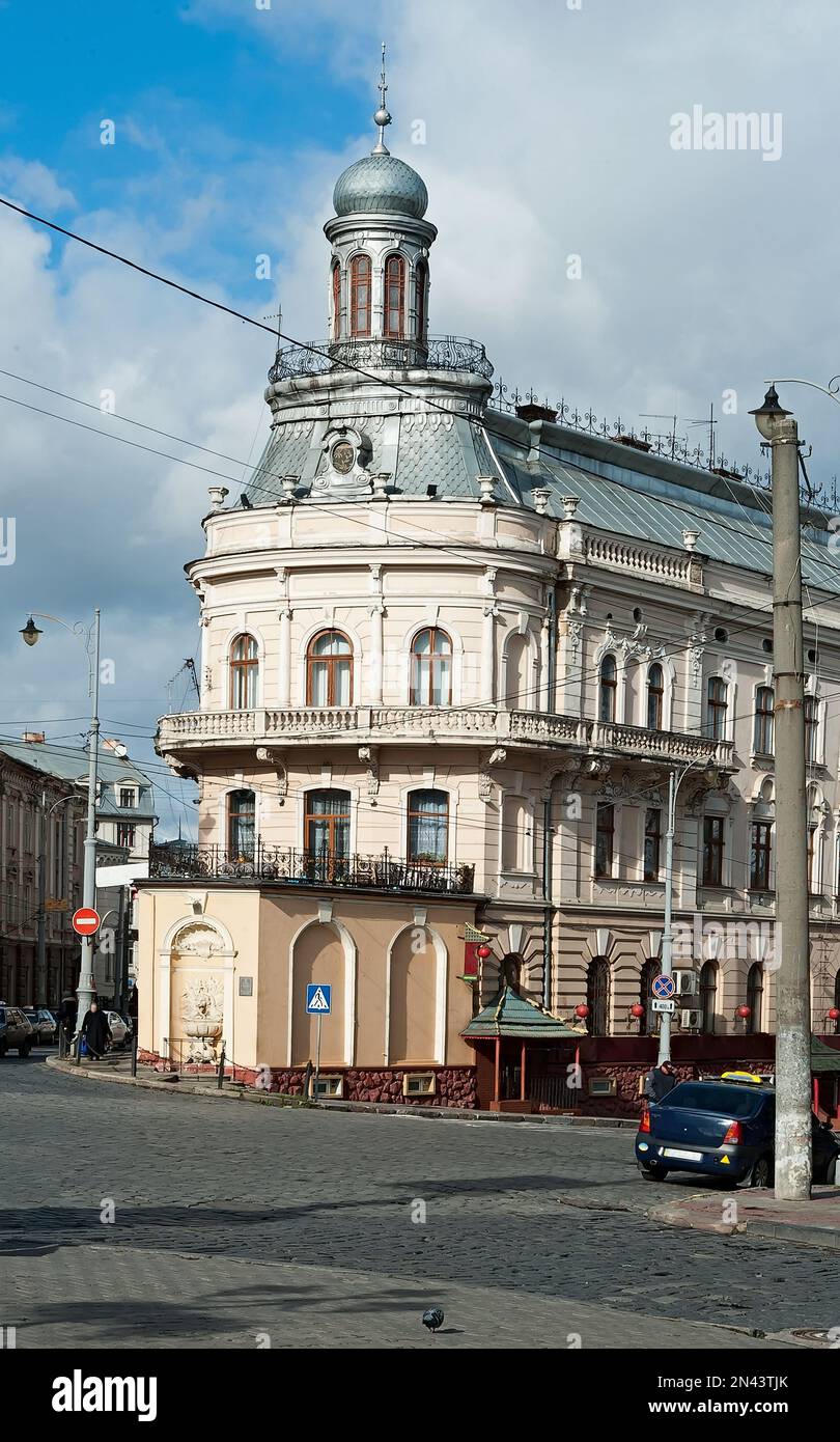 Vecchio edificio altamente decorato del centro di Chernivtsi in Ucraina conosciuto come casa-nave. Foto Stock