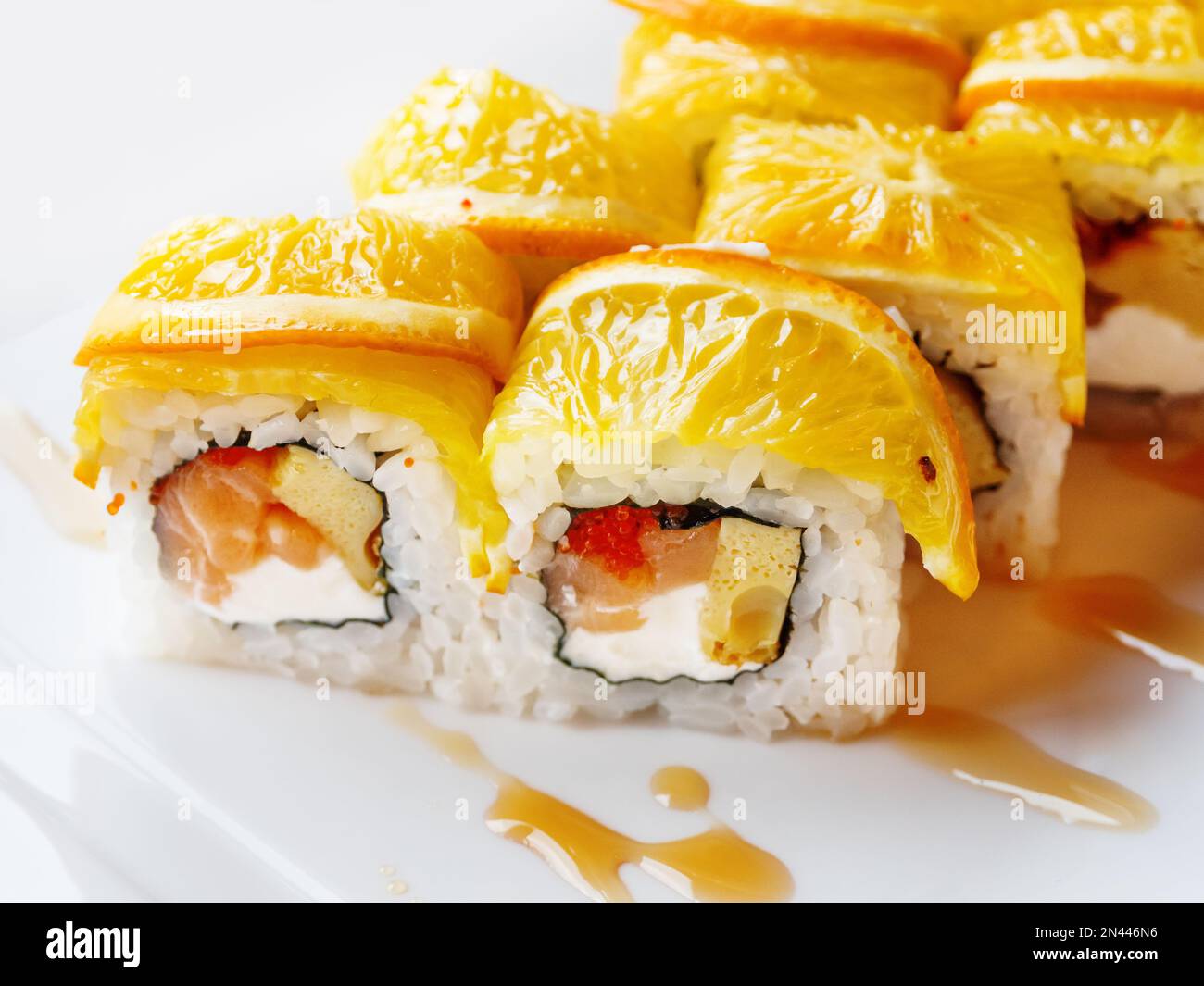 Involtini con riso, nori di alghe, salmone, formaggio spalmabile, uova di pollo, caviale masago, arancione. Zenzero marinato e salsa wasabi. Cucina asiatica, tradizionale Foto Stock