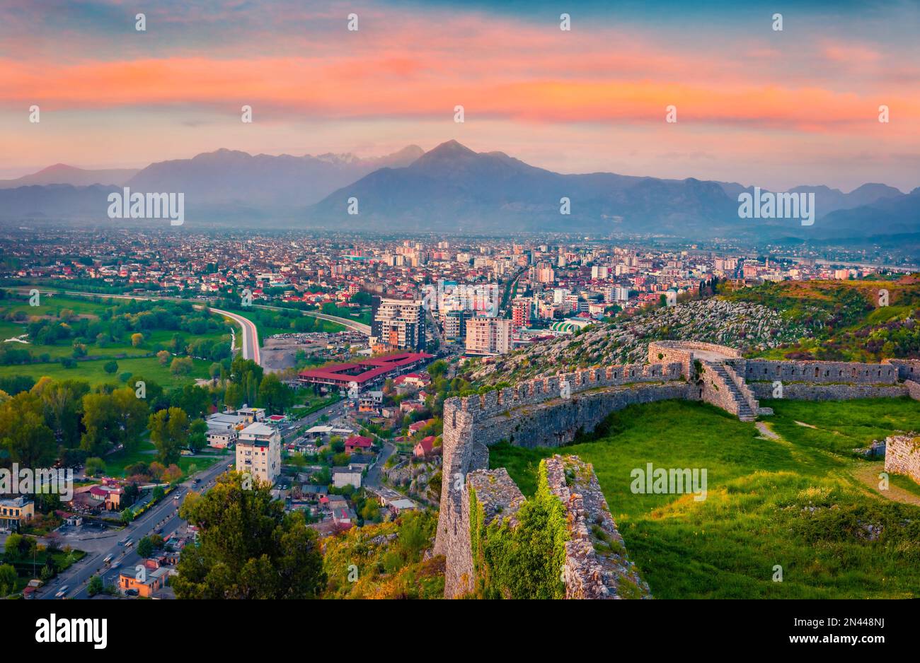 Spettacolare vista serale del Castello di Rozafa. Incredibile paesaggio primaverile della città di Shkoder. Attraente scena all'aperto di Albania, Europa. Concetto di viaggio Foto Stock