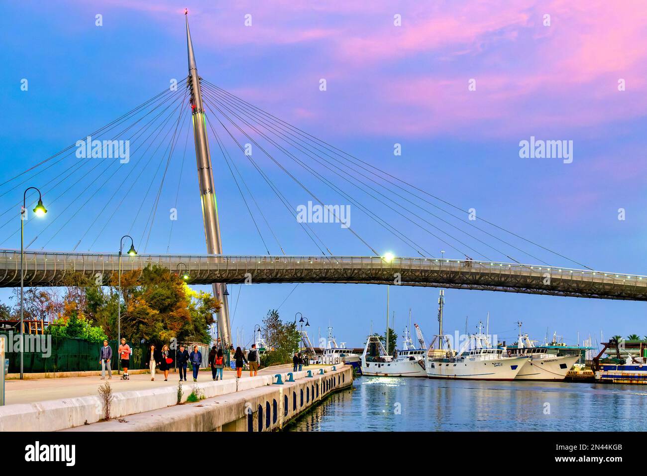 Vista del Ponte del Mare al tramonto, Pescara, Italia Foto Stock