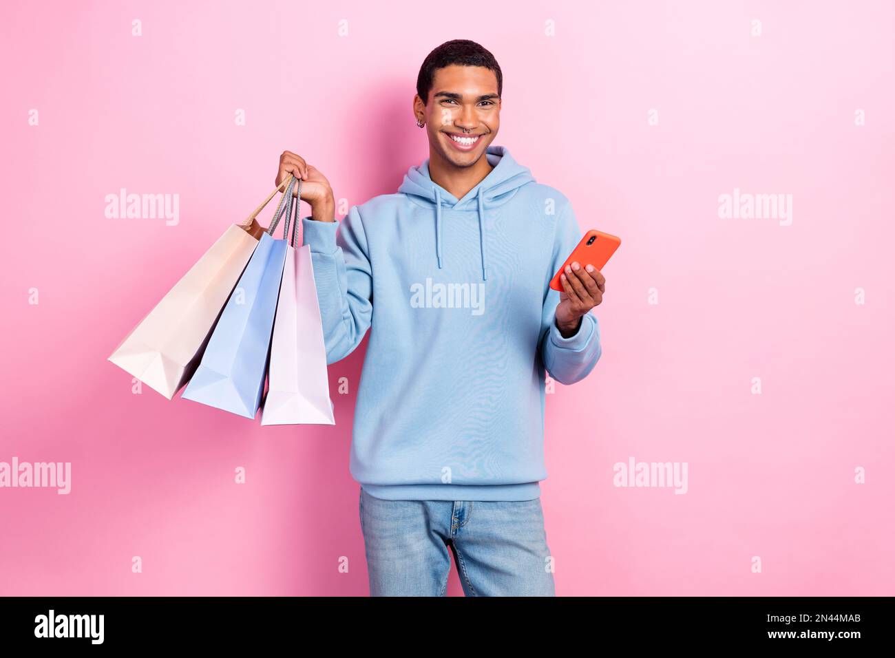 Foto di allegro soddisfatto fashionist uomo shopaholic tenere molto  boutique borse eshopping amazon grande sconto promo isolato su sfondo di colore  rosa Foto stock - Alamy