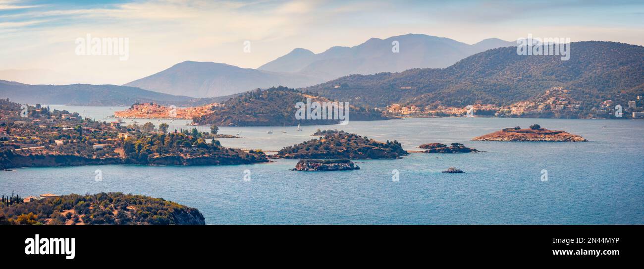 Panorama estivo della città di Poros. Mare aereo mattutino del Mediterraneo con un sacco di isole. Colorato scenario all'aperto del Peloponneso p Foto Stock