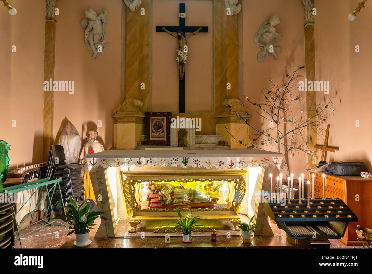 Urna di vetro con il corpo di Santa Ciriaca nella chiesa di Sant'Antonio Abate, Pianella, Italia Foto Stock