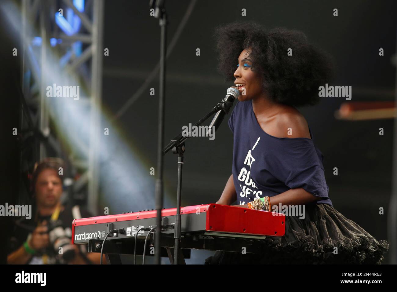 British singer Laura Mvula are seen performing on ship at Bestival at Robin Hill, on Friday, Sept. 5, 2014, on the Isle of Wight, England. Thousands of music fans are expected at the weekend's festival to see acts such as Beck, Outkast, Foals and Chic featuring Nile Rodgers. (Photo by Jim Ross/Invision/AP Images) Foto Stock